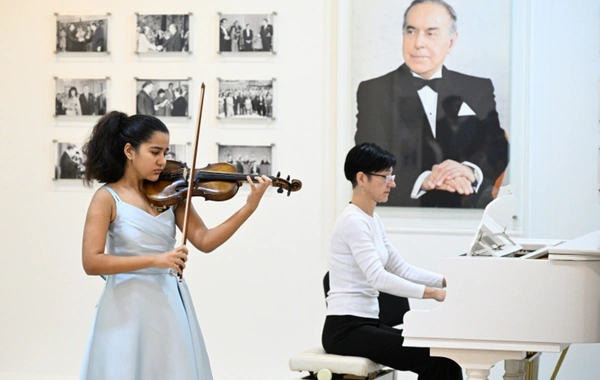 Лейла Алиева посетила Среднюю специальную музыкальную школу имени Бюльбюля