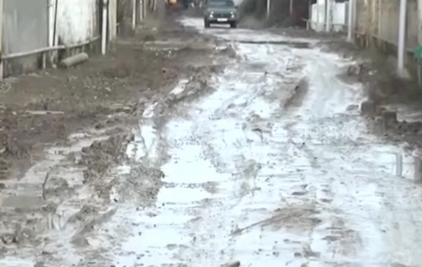 Salyan sakinlərinin yol PROBLEMİ: Palçığın içində itib-batmışıq