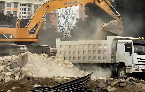 Bakıda daha bir məşhur universitet binasında SÖKÜNTÜ VƏ TƏMİR
