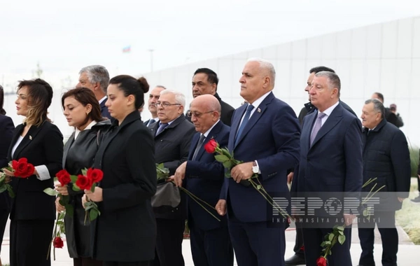 Dövlət və hökumət rəsmiləri Zəfər parkını ziyarət edib
