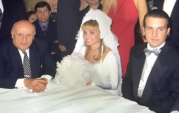 Boşanmağından danışan müğənni: Yarıqlı ətək geyinməyə, yataqda çarpaz yatmağa başladım