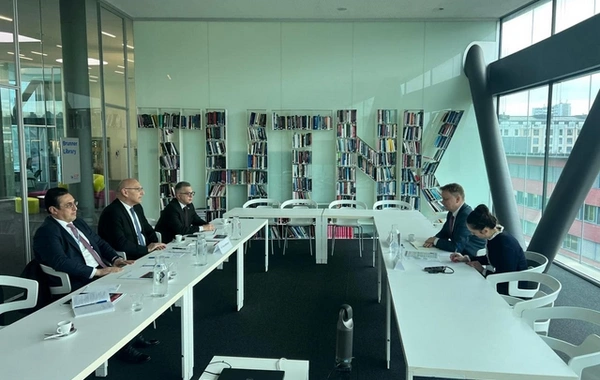 Elçin Əmirbəyov Cenevrədə Azərbaycan-Ermənistan sülh prosesi ilə bağlı jurnalistlərin suallarını cavablandırıb