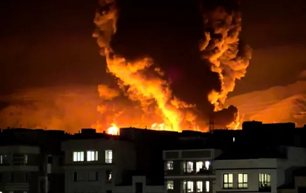 Tehranda neft anbarları vuruldu: Alov küçələrə yayıldı