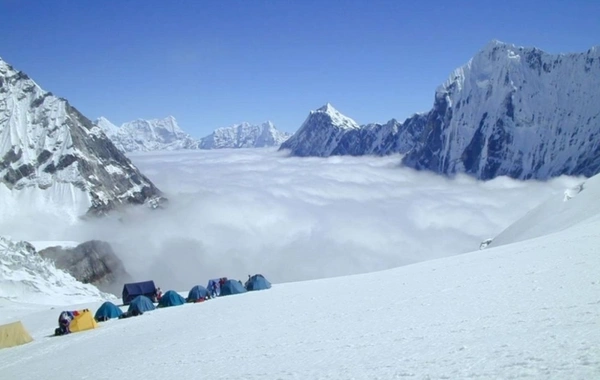 Himalayda qar uçqunu nəticəsində üç nəfər ölüb, səkkiz nəfər itkin düşüb