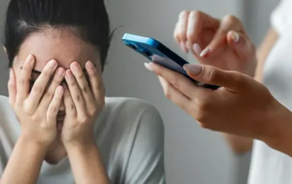 В Азербайджане ростовщица шантажировала должников публикациями у известного блогера