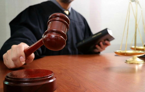 Ərini çarpayıdan yıxıb öldürən qadın məhkəmə zalından azadlığa buraxıldı