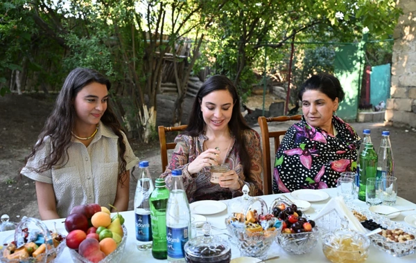 Leyla Əliyeva Yevlaxda "Gənc arıçı" layihəsinin iştirakçısı ilə görüşüb