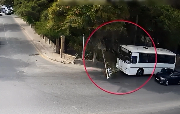 Bakıda sərnişin avtobusu işıqfora çırpıldı