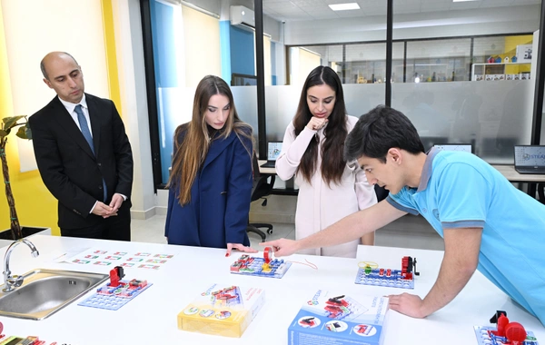 Leyla Əliyeva və Alena Əliyeva Gəncədə STEAM mərkəzində və 37 nömrəli tam orta məktəbdə olublar