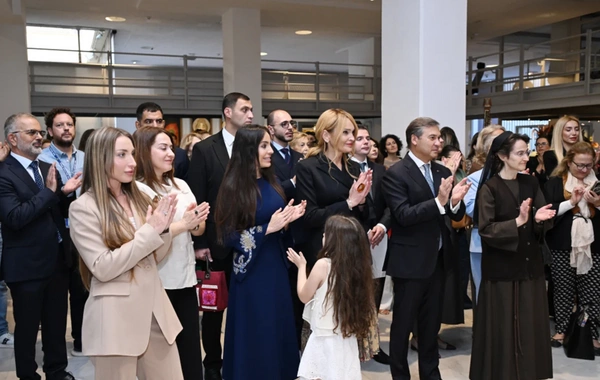 Leyla Əliyeva Müqəddəs Taxt-Tacda Azərbaycan xalçaları sərgisinin açılışında iştirak edib