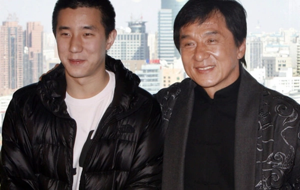 Ceki Çan oğluna görə üzr istədi