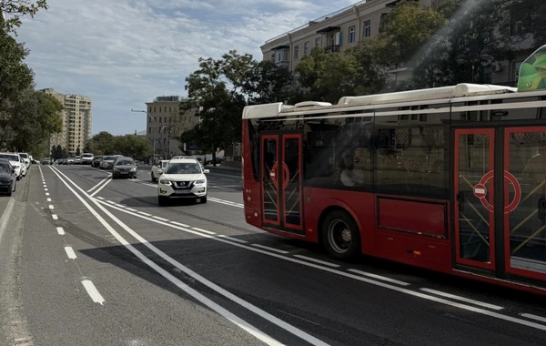 Bakının Əbdürrəhim bəy Haqverdiyev küçəsində mikromobillik zolağı təşkil edilir