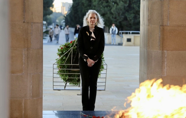 ABŞ dövlət katibinin siyasi məsələlər üzrə müşaviri Şəhidlər xiyabanını ziyarət edib