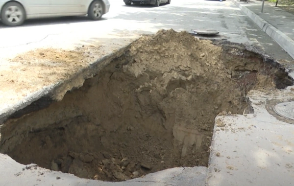 Bakıda 20 gün əvvəl təmir olunan yol yenidən ÇÖKDÜ