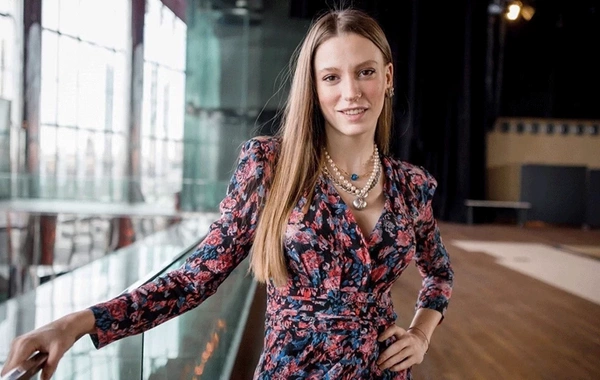 Serenay Sarıkaya ilk dəfə atasının fotosunu paylaşdı