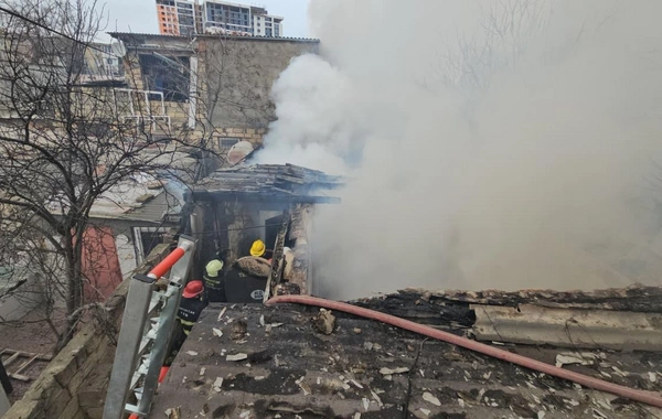 Bakının mərkəzində evdə YANĞIN