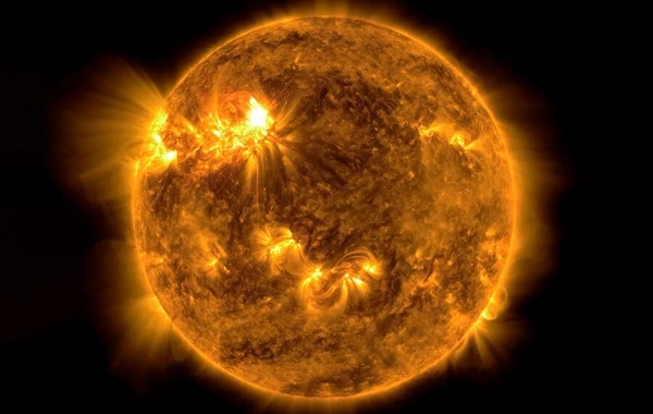 Günəşin Yerə uzaq tərəfində çox güclü partlayış baş verib