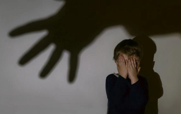 İngiltərədə sosial xidmətlərdə itkin düşən uşaqların sayı 2400-dür