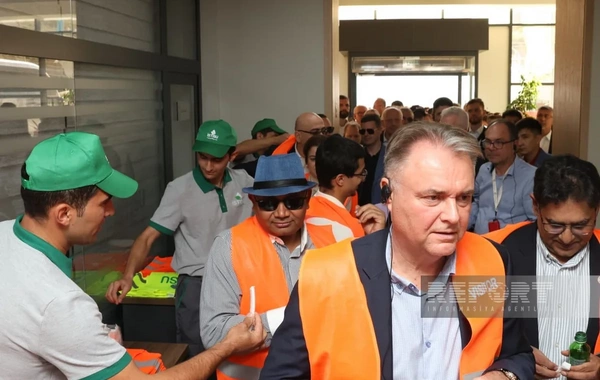 Xarici diplomatlar "İstisu" mineral su zavoduna baş çəkiblər