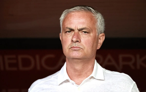 Məşhur xanım müğənnidən Mourinyoya sərt sözlər: Təzminatı düşünən portuqaliyalı dəli