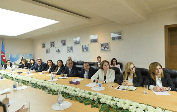 Nazir direktorlara müəllim-şagird-valideyn münasibətlərinin daha səmərəli qurulması üzrə tövsiyələr verib