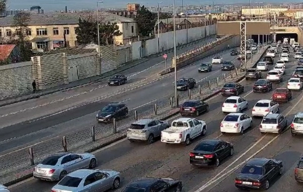 İlk dərs günündə Bakı yollarında nəqliyyatın sıxlığı yaranıb