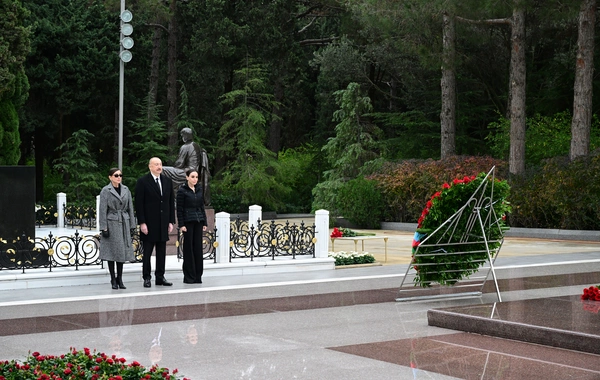 Президент Ильхам Алиев и первая леди Мехрибан Алиева посетили могилу общенационального лидера Гейдара Алиева