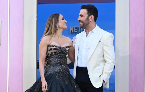 57 yaşlı Cennifer Lopez 46 yaşlı Brettlə sevgilidir