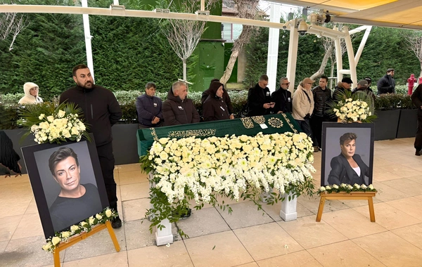 Məşhur müğənninin küsülü olduğu həmkarı da dəfninə gəldi