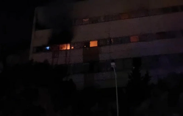 Binəqədidə 9 mərtəbəli yaşayış binasında yanğın baş verib