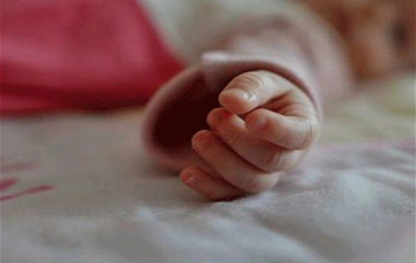 Azərbaycanda DƏHŞƏT: 7 aylıq körpə qızdırmadan öldü