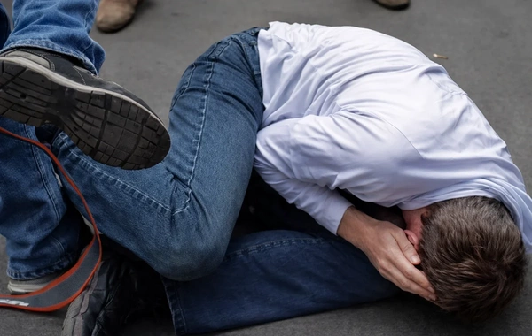 Məktəbdə valideyni döyən müəllim CƏZALANDIRILDI