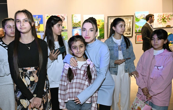 Arzu Əliyeva və Alena Əliyeva "Rənglərdə yaşanan 10 il" mövzusunda keçirilən sərgidə iştirak ediblər