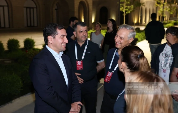Hikmət Hacıyev IV Şuşa Qlobal Media Forumunun iştirakçıları ilə görüşüb