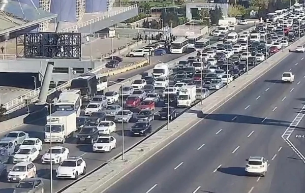 Bakının bir sıra yollarında nəqliyyatın sıxlığı müşahidə olunur