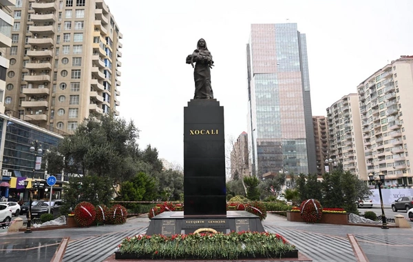 Mədəniyyət Nazirliyinin kollektivi Xocalı soyqırımı abidəsini ziyarət edib