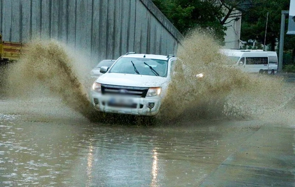 Yağışlı havada avtomobil idarə etmək ziyandır?