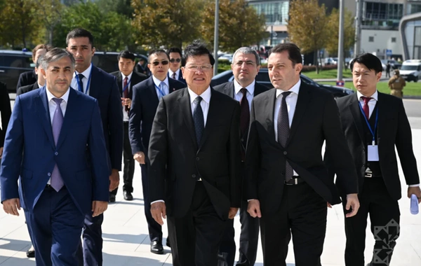 Laos Prezidenti Zəfər parkını ziyarət edib