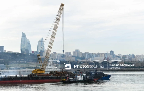 На Приморском бульваре Баку уберут металлические конструкции и нефтяные загрязнения