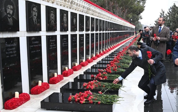 SOCAR kollektivi Şəhidlər xiyabanını ziyarət edib