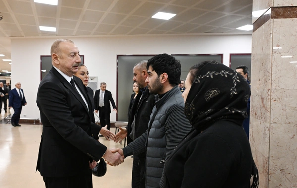 İlham Əliyev təyyarə qəzasında həlak olan ekipaj üzvlərinin vida mərasimində iştirak edib
