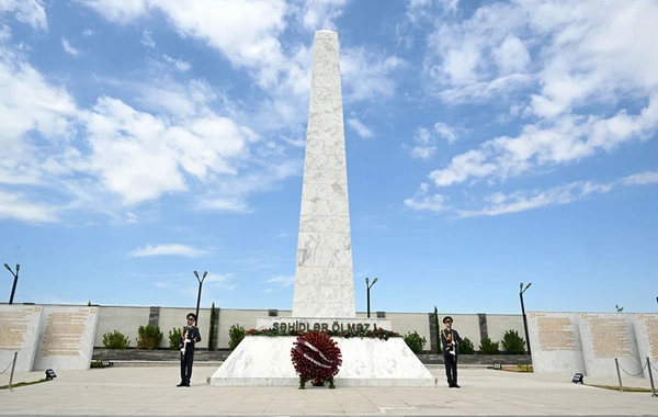 Zakir Həsənov Fəxri Xiyaban, Zəfər parkı və Hərbi Memorial Məzarlığı ziyarət edib