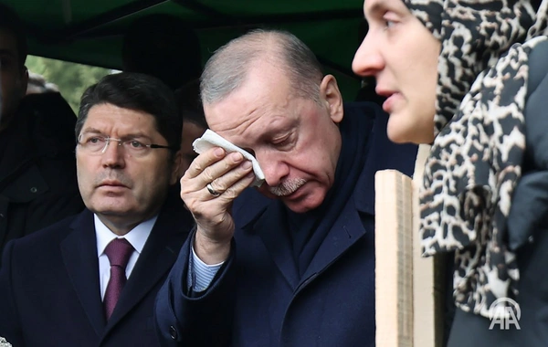 Ərdoğan oteldə yanğında həlak olanların dəfnində ağladı