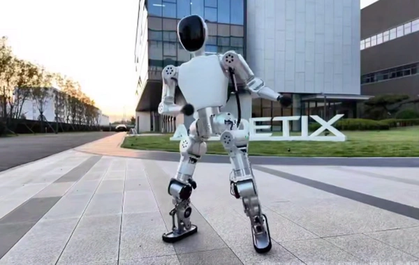 Çində smartfon qiymətinə humanoid robot satışa çıxarılıb