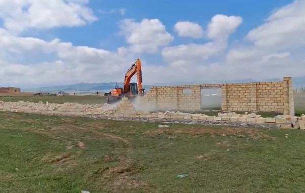 Göygöldə qanunsuz tikili sökülüb