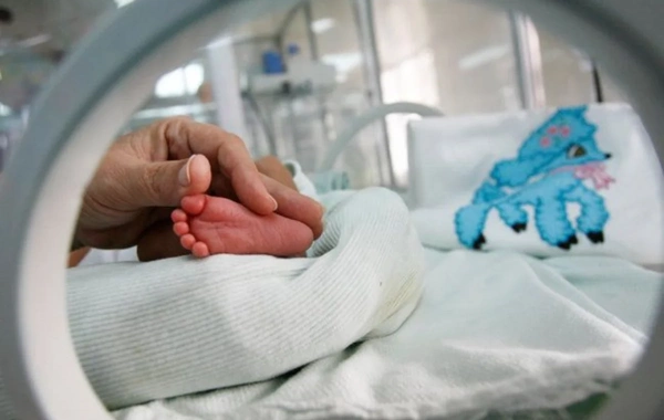 Fiziki məhdudiyyətli körpəsindən imtina edən ana ilə bağlı şübhəli məqamlar