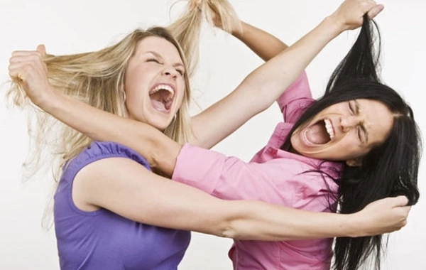 Bakıda DAVA - Azərbaycanlı və iranlı qadınlar türkiyəli kişi üstündə əlbəyaxa oldu