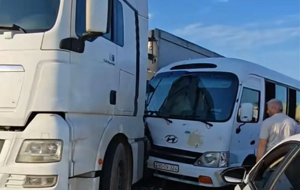 Lökbatanda yük maşını ilə mikroavtobus toqquşdu