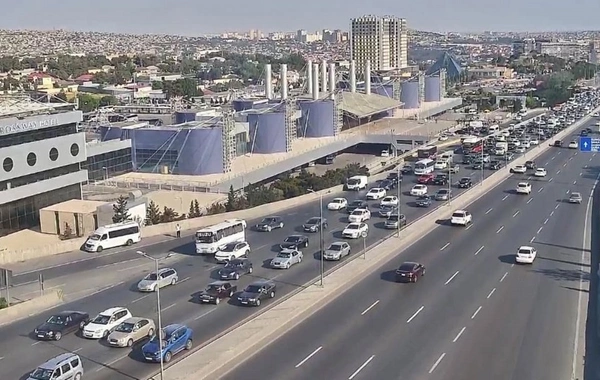 Bakının bəzi yollarında tıxac yaranıb