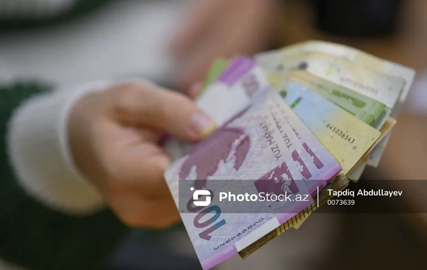 Скольким людям были выплачены пособия и стипендии в июле?